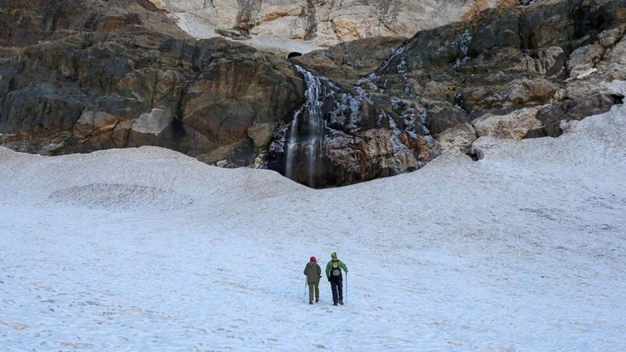 4 bin 135 rakımlı buzullarında kaybolan kişilerden 2'si bulundu