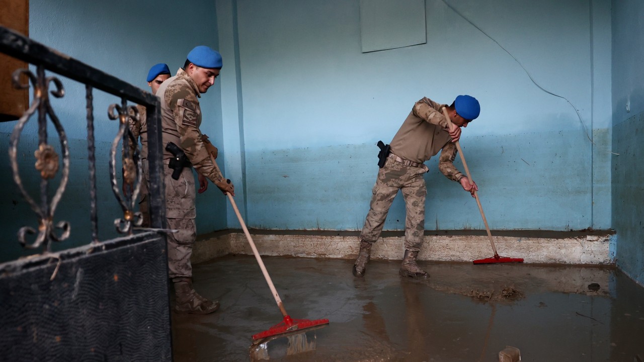 ​Mehmetçik Düzce'deki selde su altında kalan köyün yardımına koştu