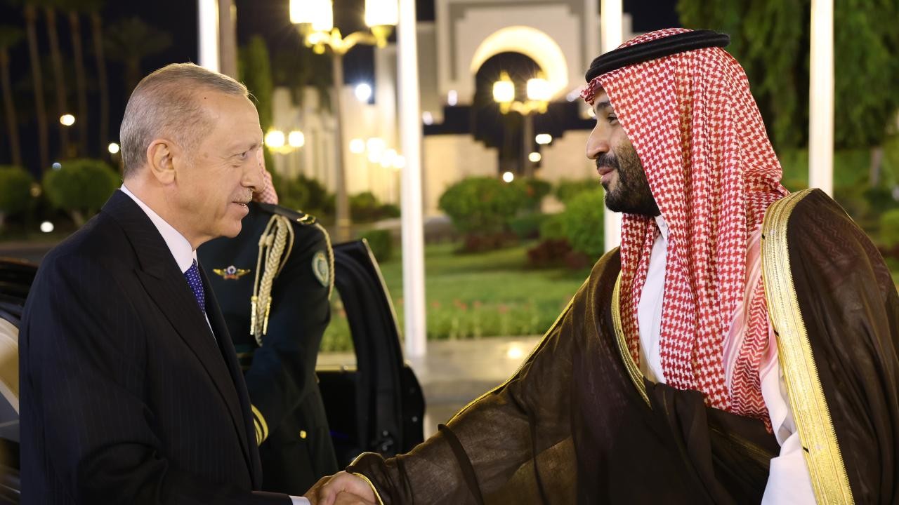 Cumhurbaşkanı Erdoğan Suudi Arabistan’da resmi törenle karşılandı