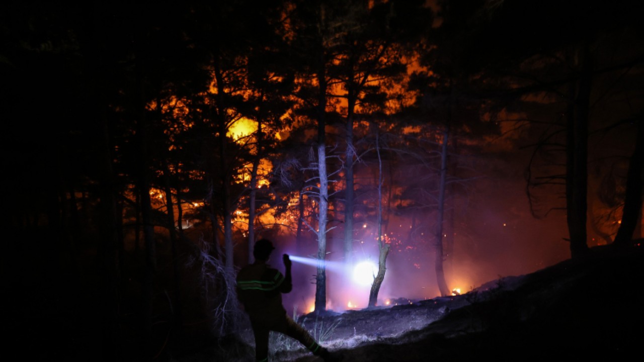 Orman yangını 3. gününde zorlu mücadelesini sürdürüyor