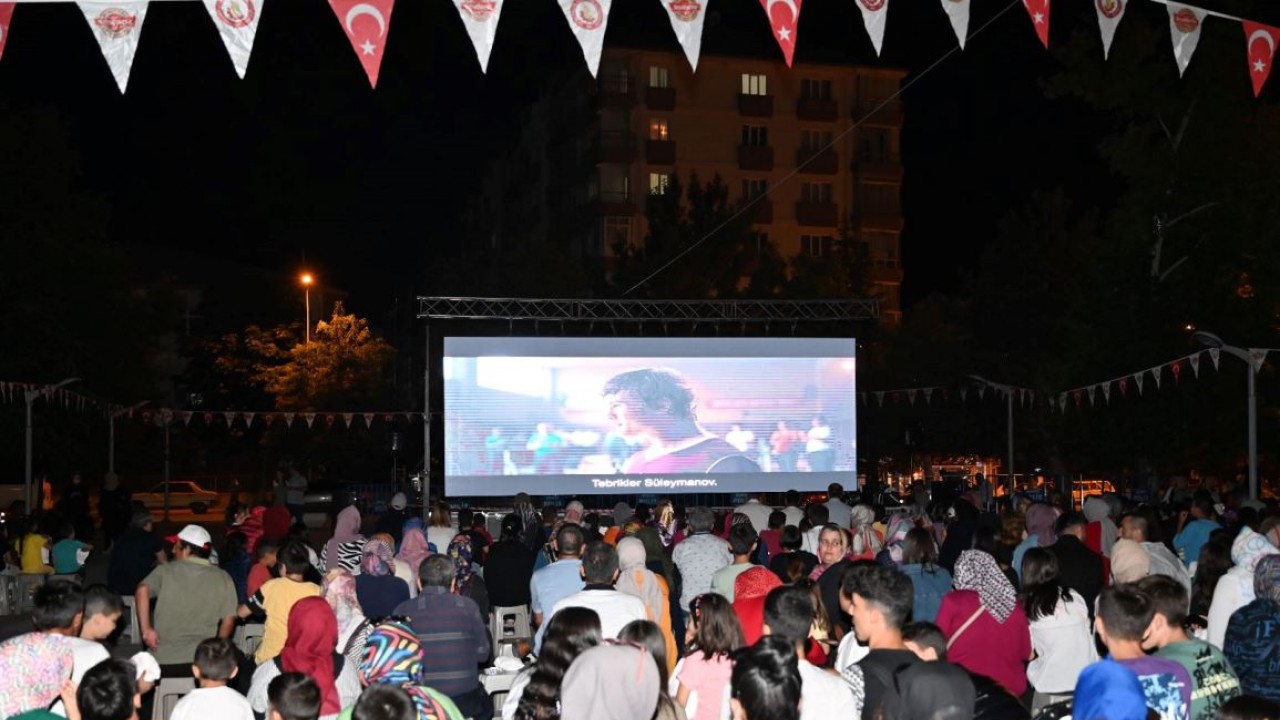 Seydişehir'de açık hava sinema keyfi