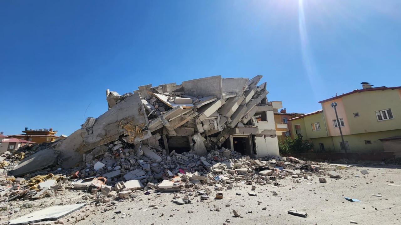 Kahramanmaraş’ta 4 büyüklüğündeki depremde ağır hasarlı bina yıkıldı