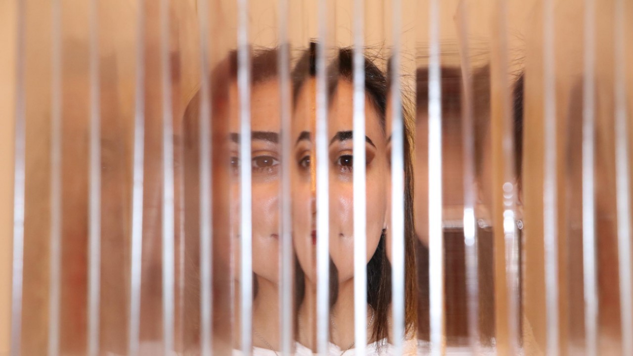 Migren atakları sırasında gözünün önüne gelen şekilleri sanata döktü