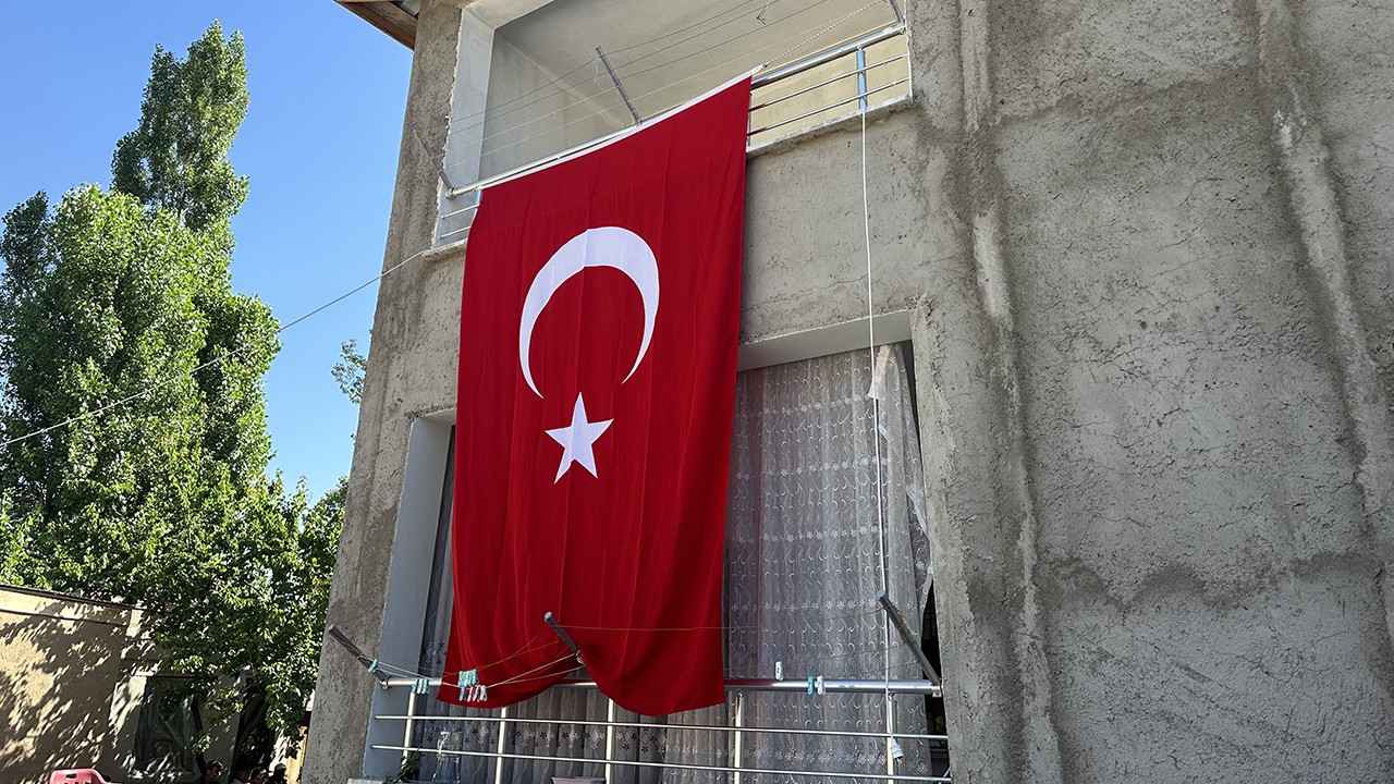 Şehit Enes Kırmızıkoç’un ailesinin evine Türk Bayrağı asıldı