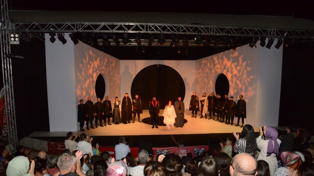 Konya Şehir Tiyatrosu “Barsisa” oyununu bu kez Uşak’ta sahneledi