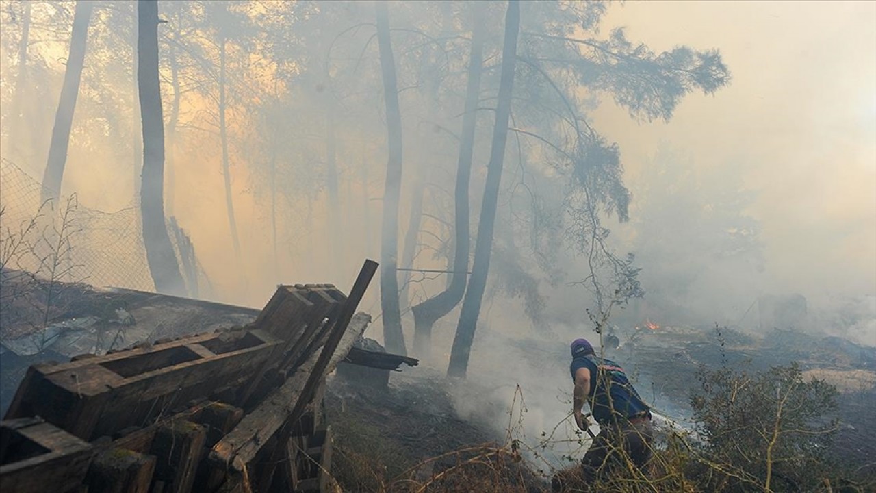 Rodos Adası'ndaki yangında itfaiye ekibi mahsur kaldı