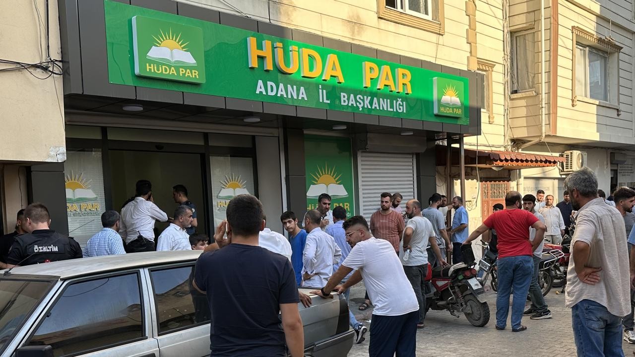 HÜDA PAR’ın parti binasına yapılan bıçaklı saldırıya siyasilerden tepki