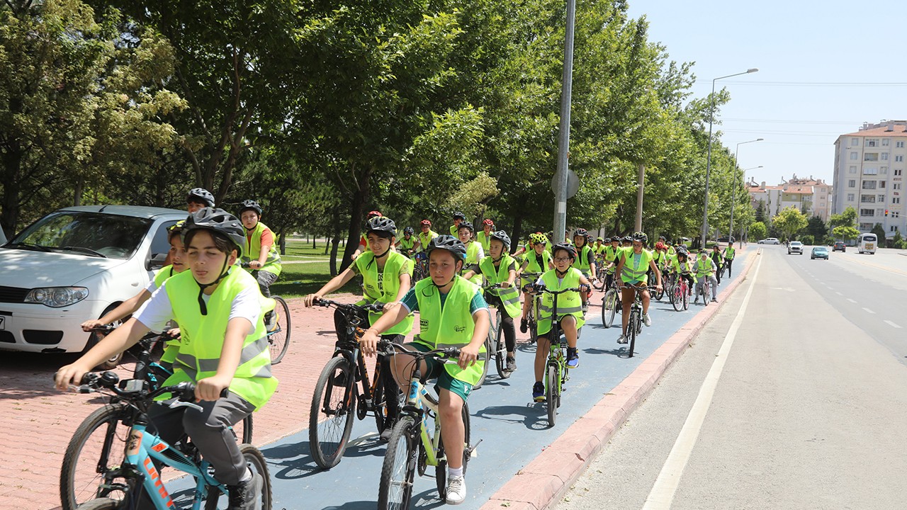 Bilgehane öğrencileri bisikletleriyle güvenli sürüş etkinliğine katılıyor