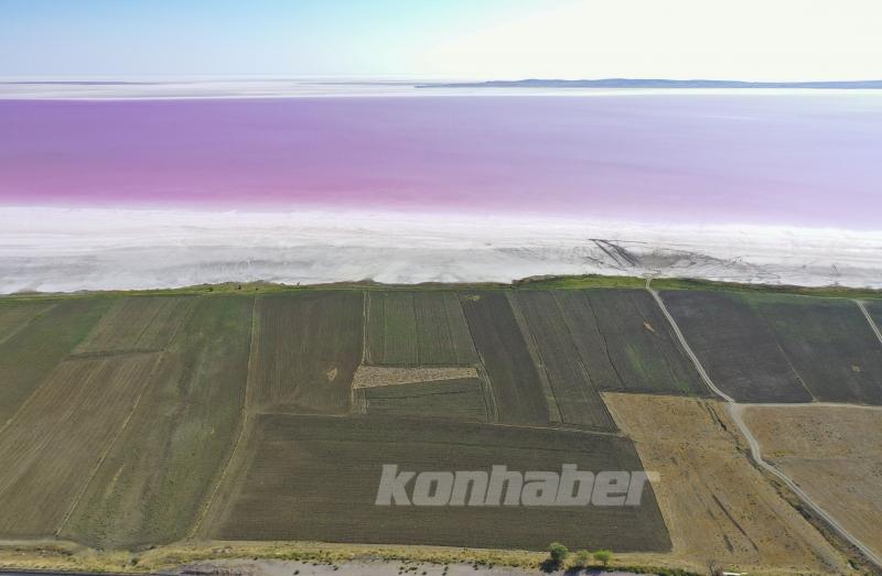 Tuz Gölü’ndeki renk değişimi ziyaretçilere görsel şölen sunuyor