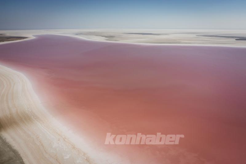 Tuz Gölü’ndeki renk değişimi ziyaretçilere görsel şölen sunuyor