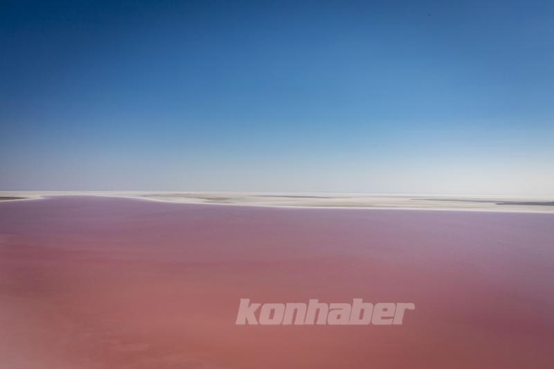 Tuz Gölü’ndeki renk değişimi ziyaretçilere görsel şölen sunuyor