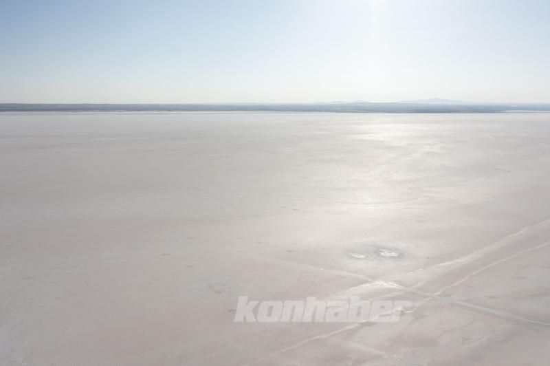 Tuz Gölü’ndeki renk değişimi ziyaretçilere görsel şölen sunuyor