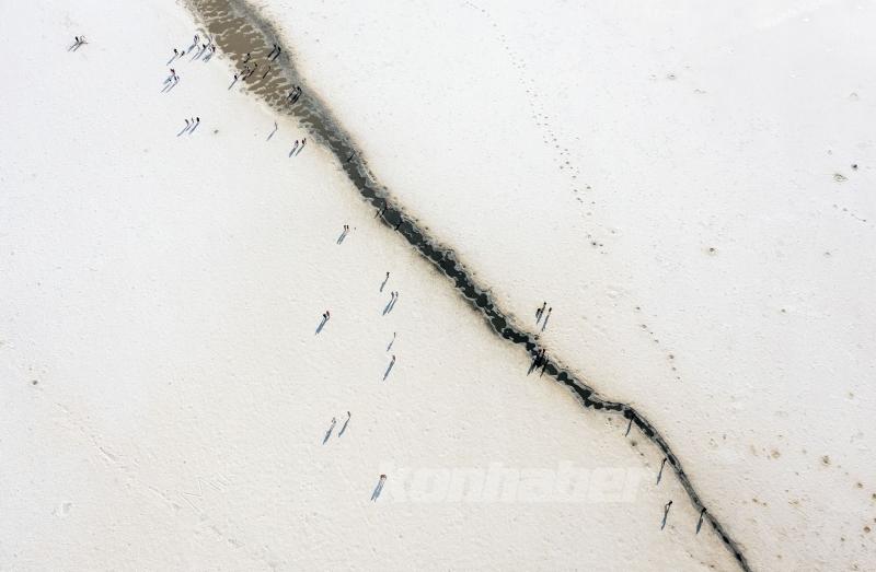 Tuz Gölü’ndeki renk değişimi ziyaretçilere görsel şölen sunuyor