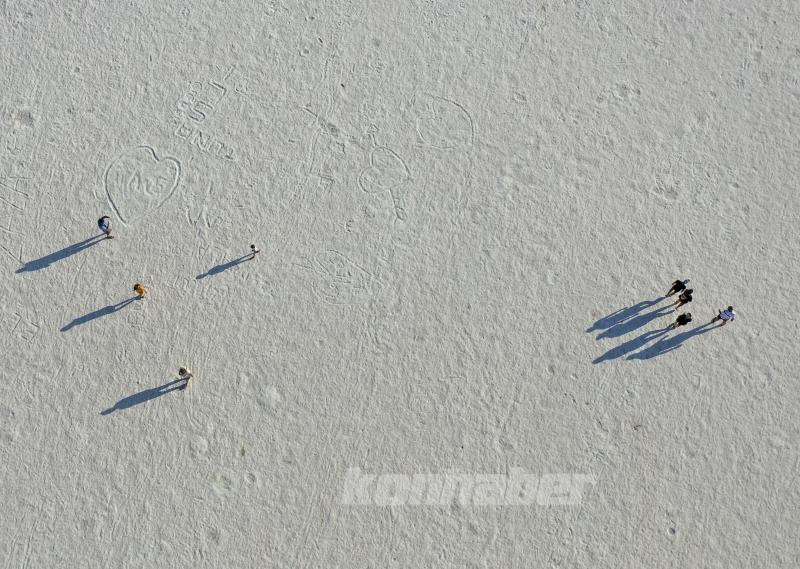 Tuz Gölü’ndeki renk değişimi ziyaretçilere görsel şölen sunuyor