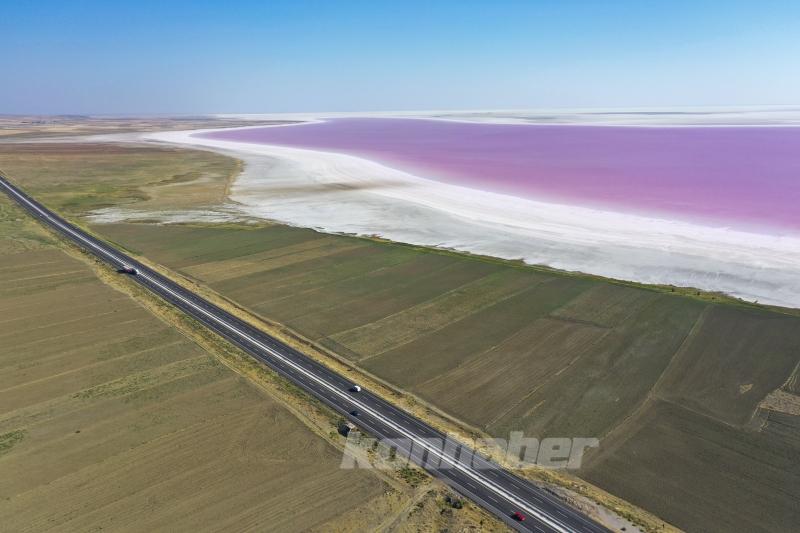 Tuz Gölü’ndeki renk değişimi ziyaretçilere görsel şölen sunuyor