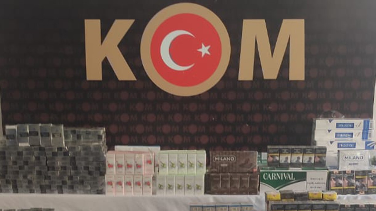 Aracını depo olarak kullanmış! 2 bin 225 paket kaçak sigara ele geçirildi