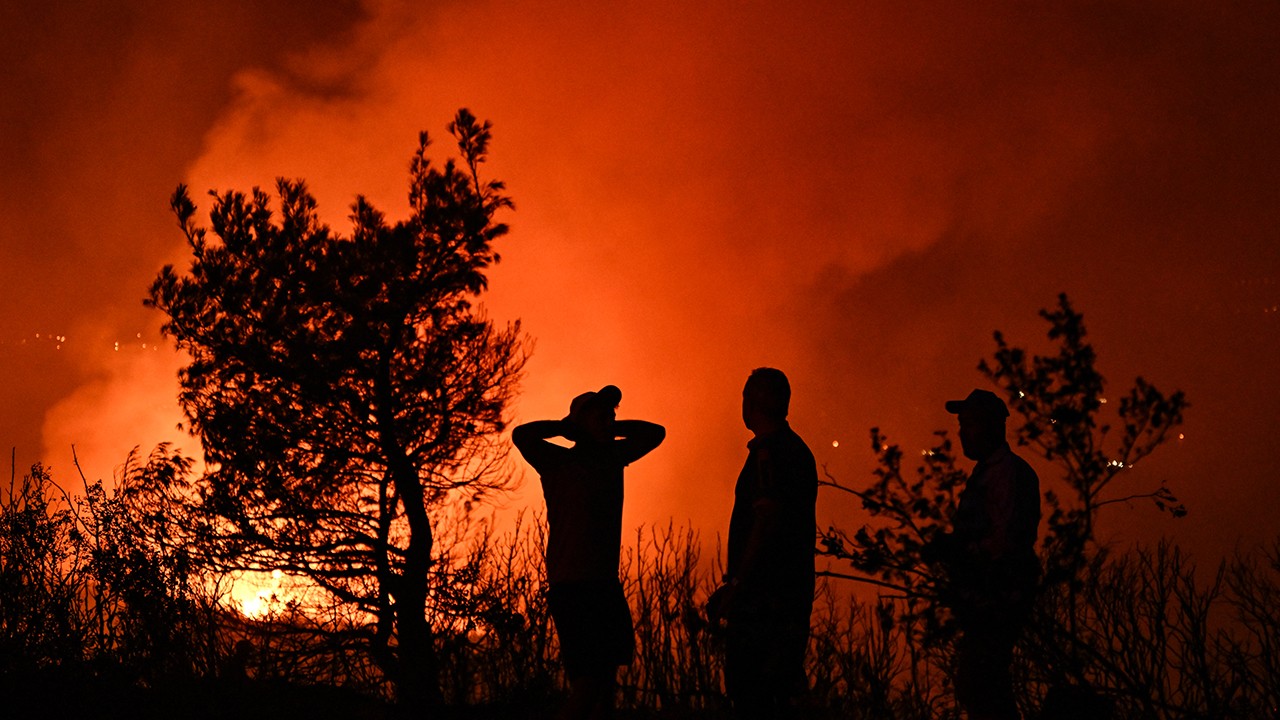 İzmir Kınık’taki orman yangını nedeniyle 3 mahalle tahliye ediliyor