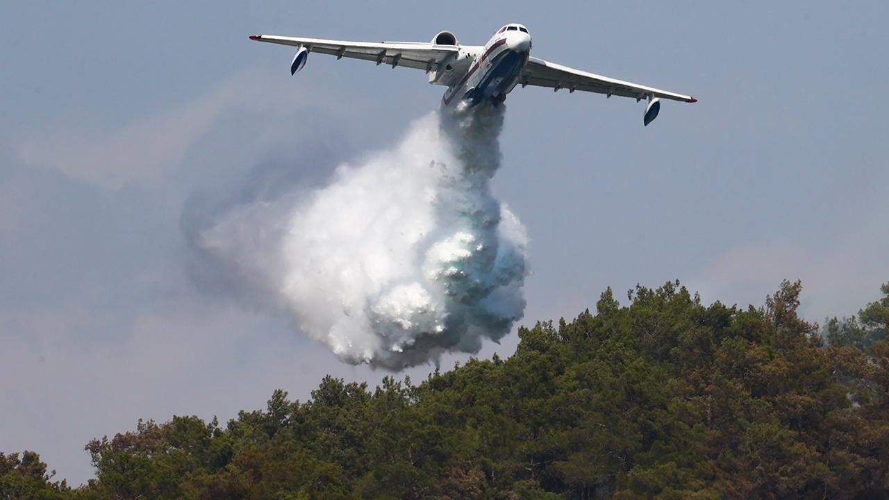 Hava araçlarının Türkiye ve Yunanistan’daki yangınlarla mücadelesi sürüyor