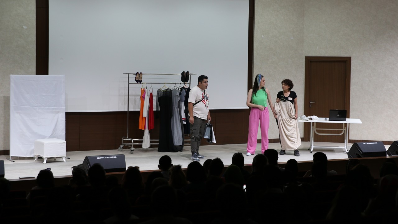 Konya'da hastalar ile sağlık personeli tiyatro gösterisi sundu 