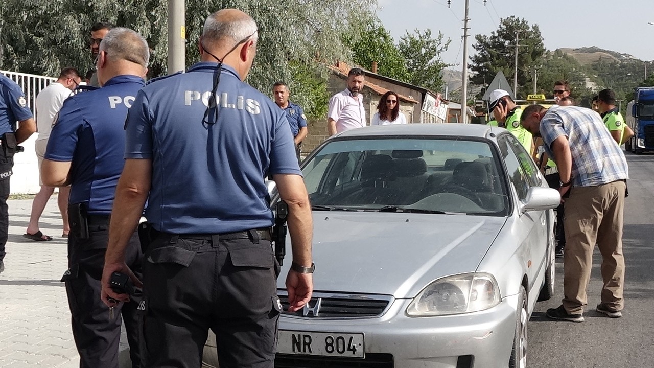 'Dur' ihtarına uymayıp 2 polisi yaralayan sürücüye 33 bin lira ceza