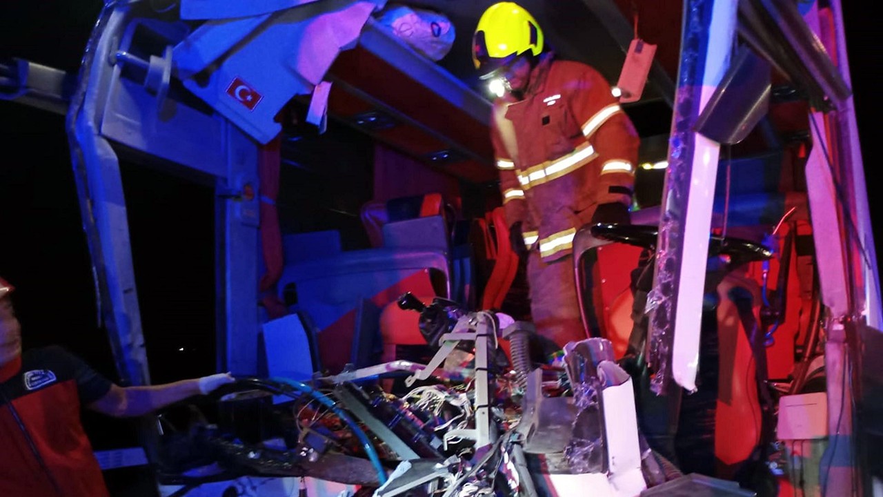 Yolcu otobüsü beton mikserine çarptı:  44 kişi  yaralandı