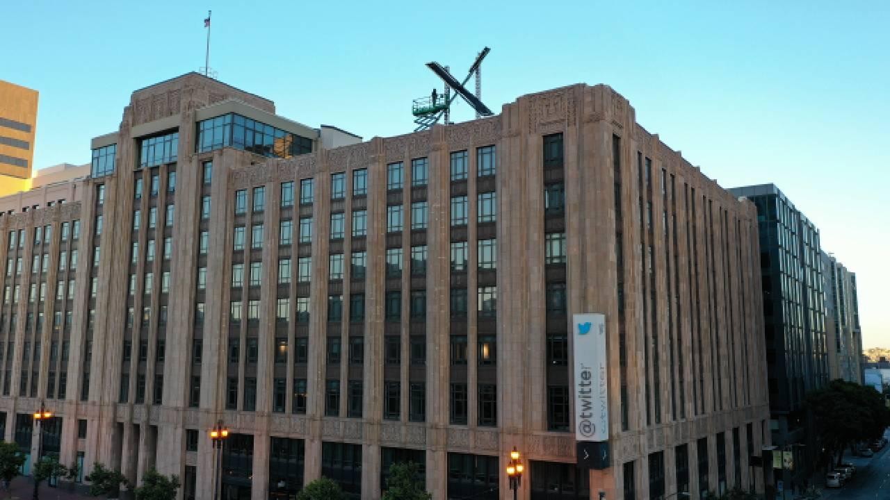 Elon Musk'ın, Twitter binasındaki logoyu 