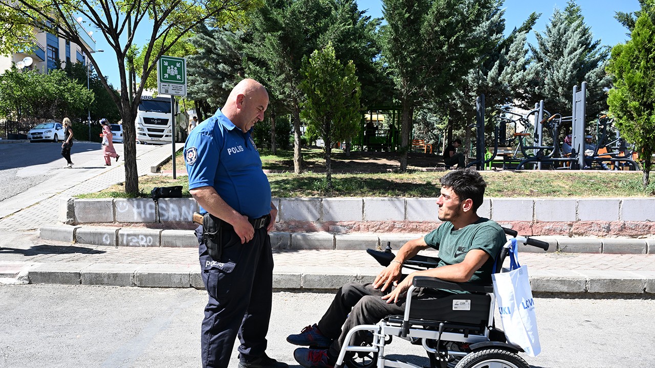 Polis memuru, para toplayıp akülü sandalye aldığı engelli gençle buluştu