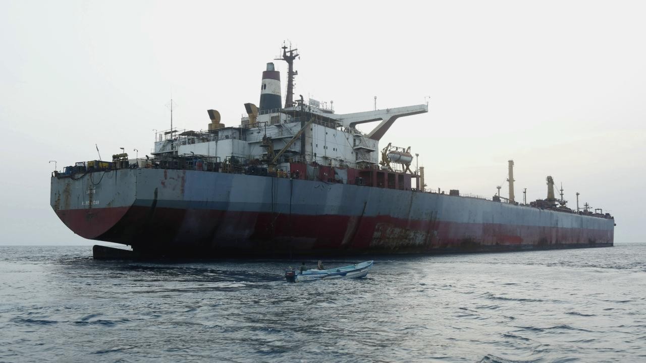 Kızıldeniz'de tehlike oluşturan tankerdeki petrolün yüzde 60'ı boşaltıldı