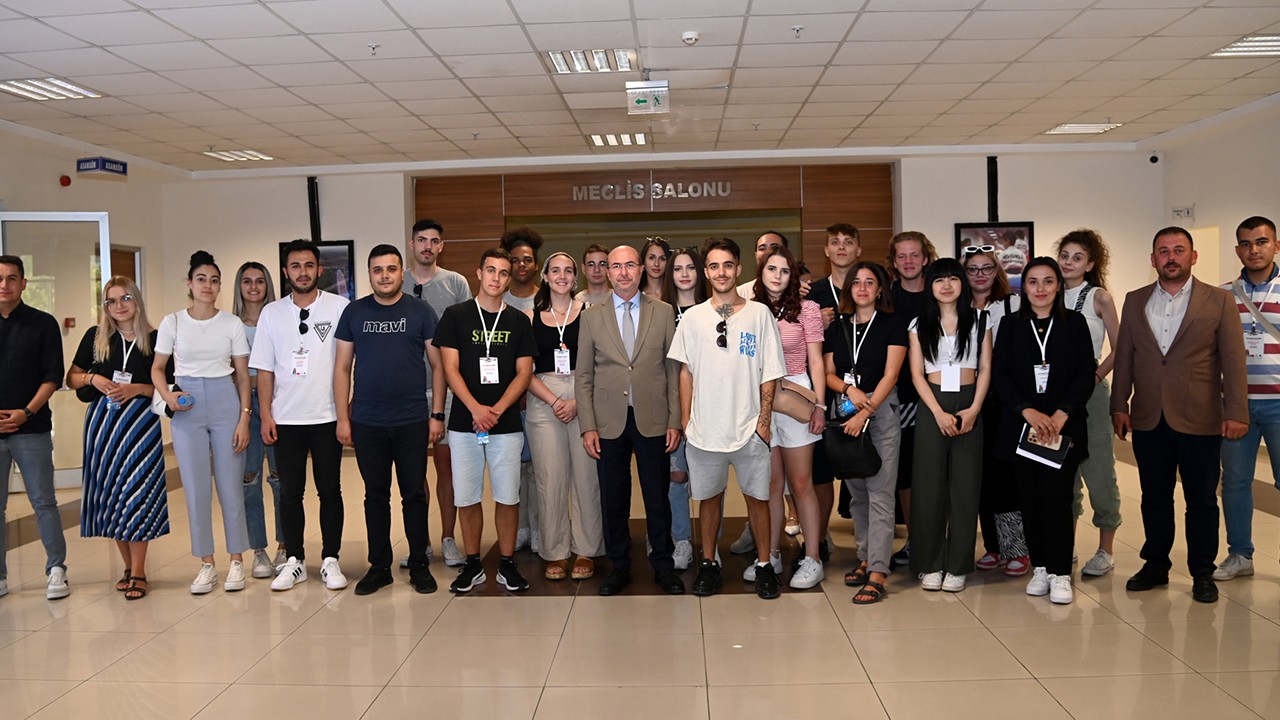 Yabancı öğrenciler Başkan Pekyatırmacı’yı ziyaret etti