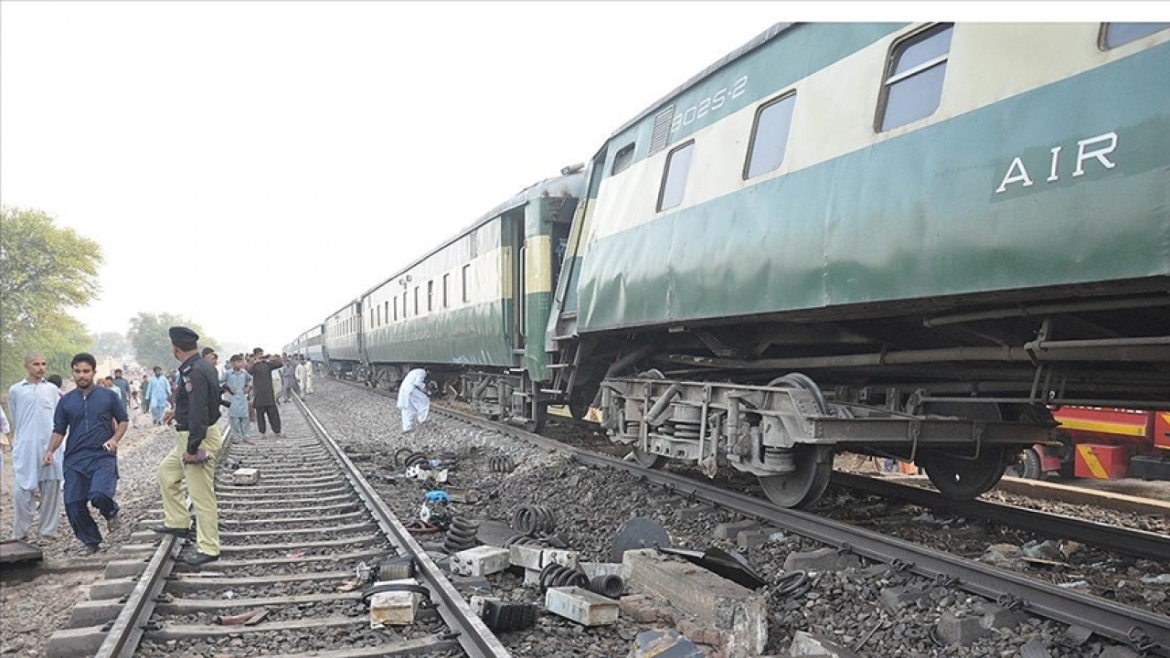 Pakistan'da yolcu treninin raydan çıktığı kazada 30 kişi öldü, 64 kişi yaralandı