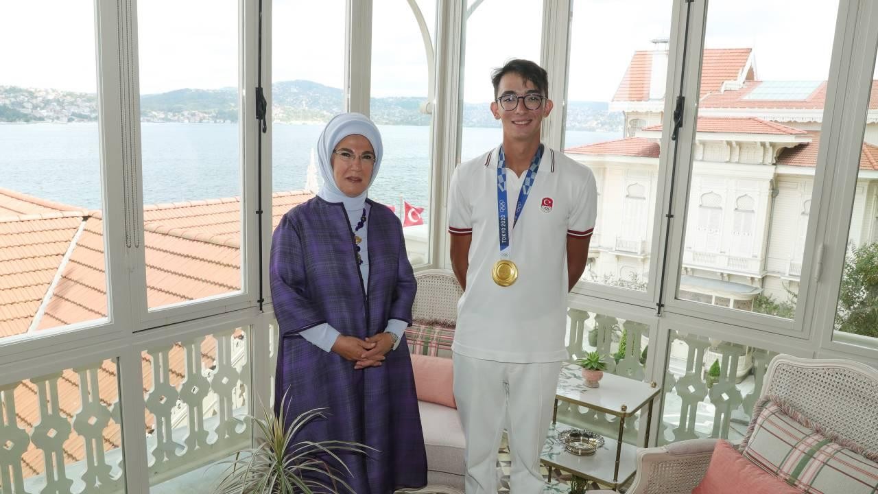 Emine Erdoğan dünya şampiyonu Mete Gazoz’u tebrik etti