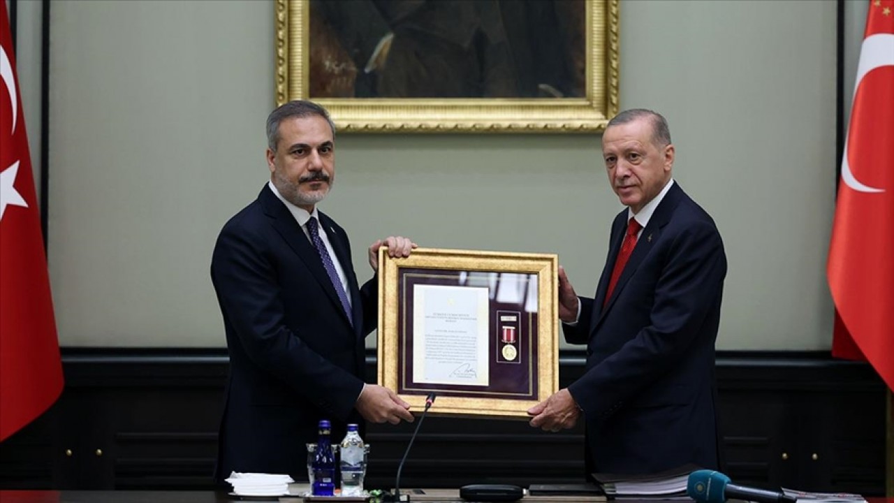 Cumhurbaşkanı Erdoğan’dan Hakan Fidan’a “üstün hizmet madalyası“