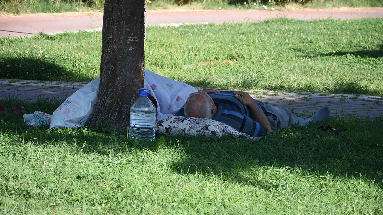 Malatya'da deprem nedeniyle bazı vatandaşlar parklarda sabahladı