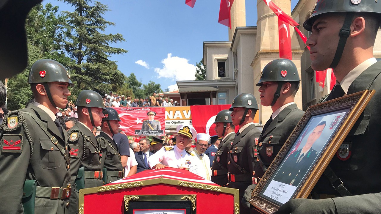 Şehit Teğmen Fatih Uğur Altınbaş son yolculuğuna uğurlandı