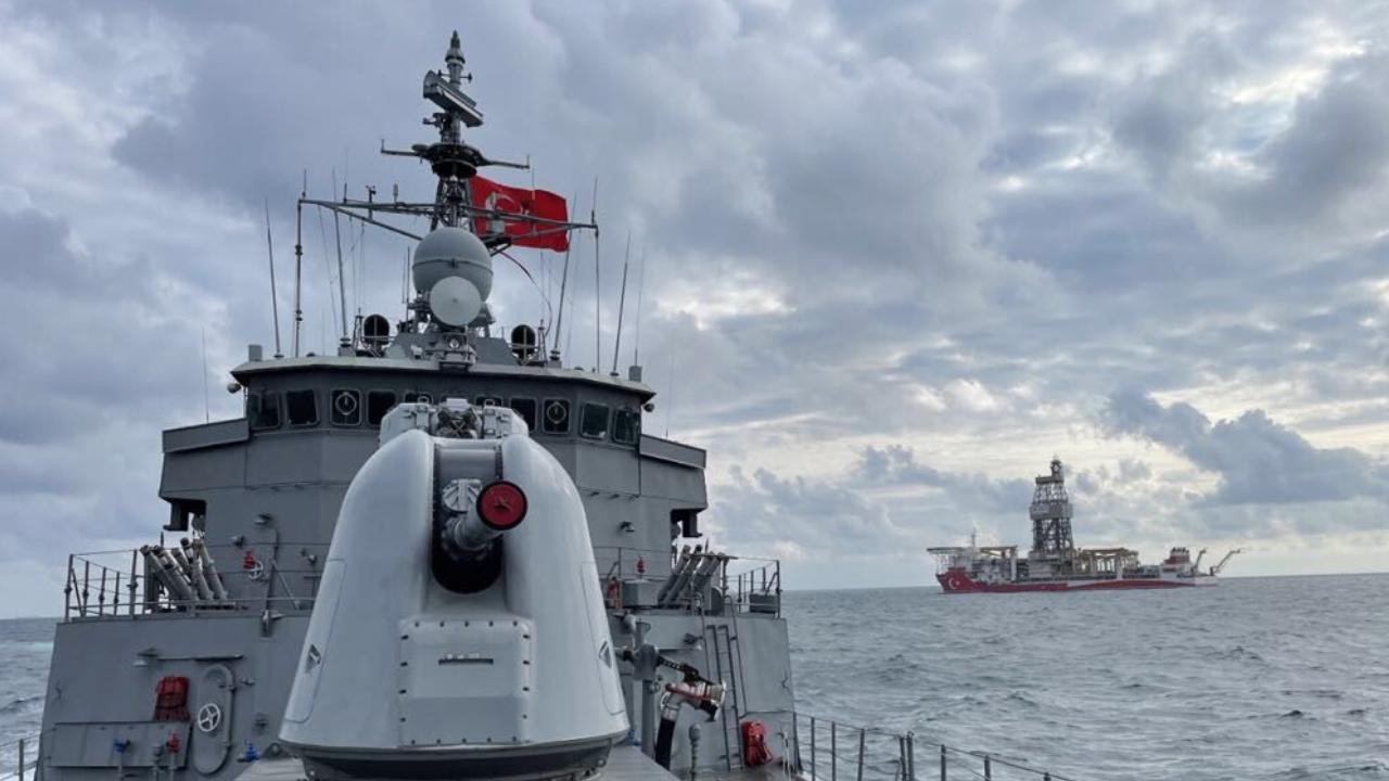 TCG Fatih Fırkateyni sondaj gemilerine refakat etti