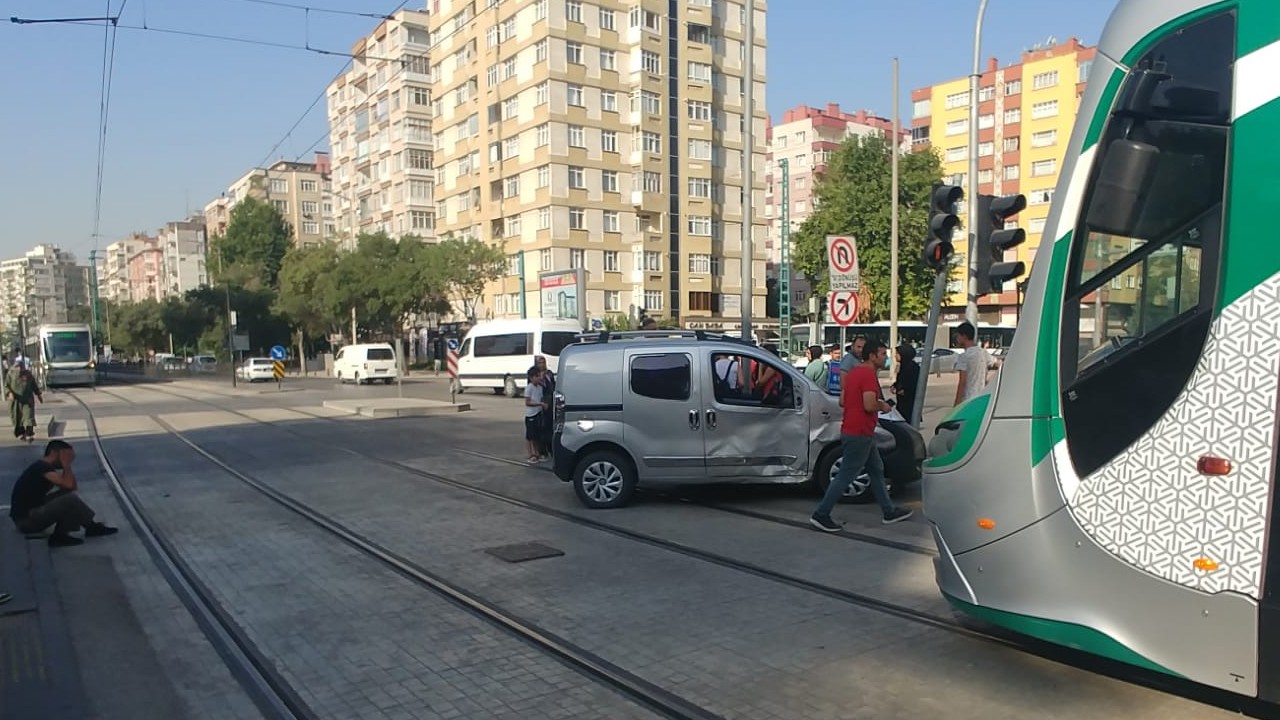 Konya’da kaza! Çarpışan iki araçtan biri tramvay yoluna girdi