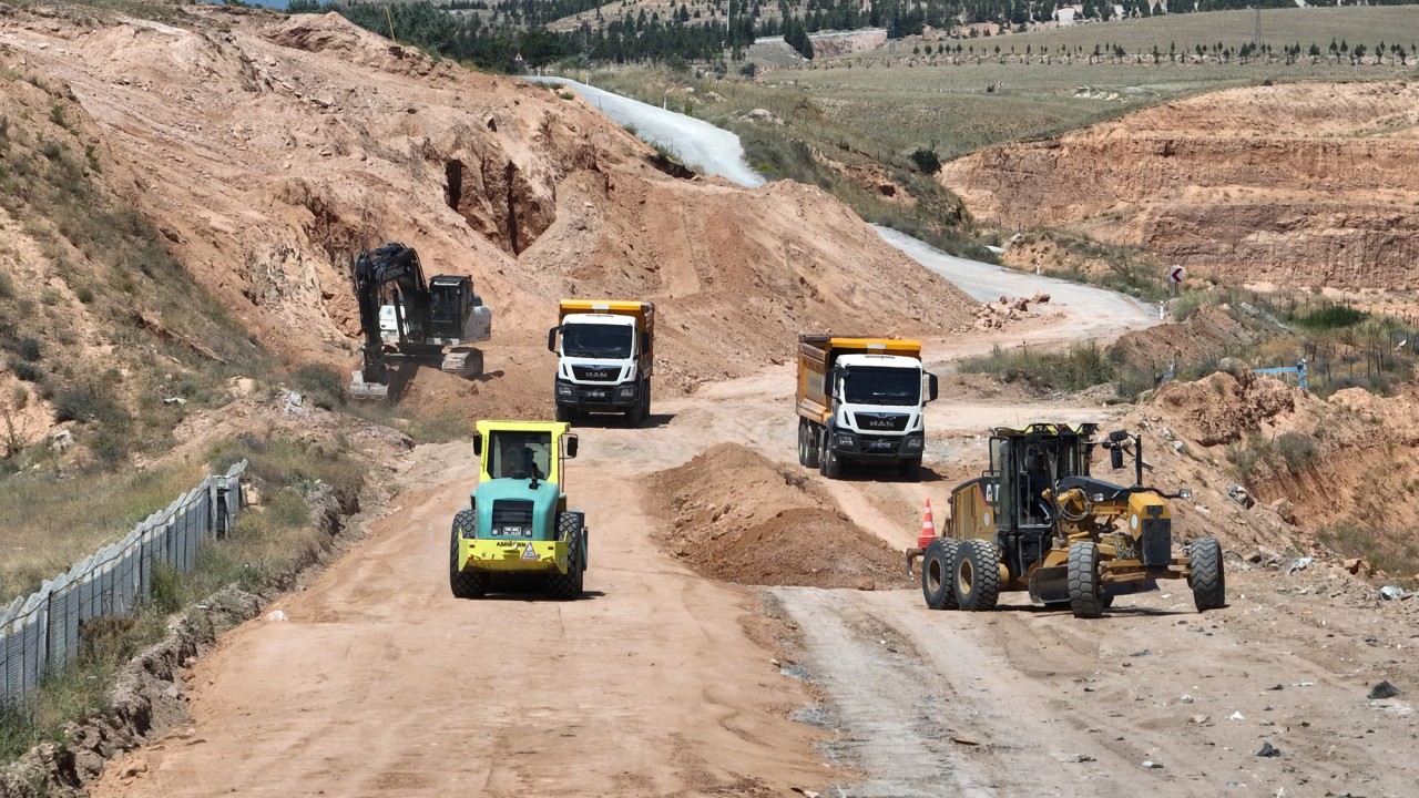 Konya’da yolların konforu yükseltiliyor! Yıl içerisinde 150 bin ton dökülecek