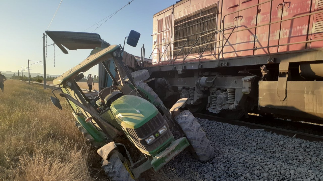 Tren hemzemin geçitte traktöre çarptı, 1 kişi yaralandı
