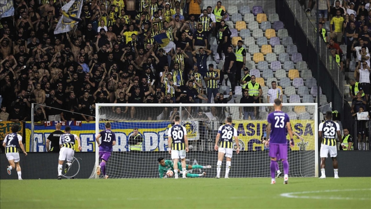 Maribor-Fenerbahçe mücadelesi tribünlerde çıkan olaylar nedeniyle durdu