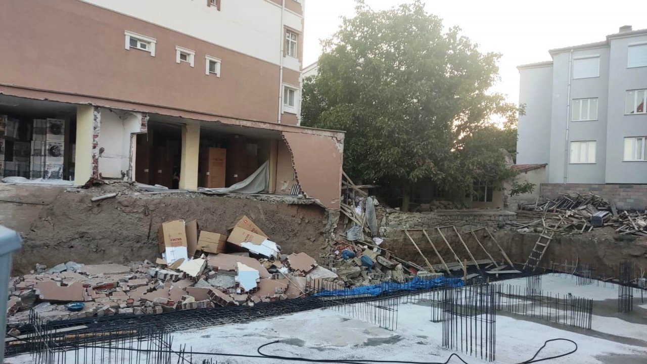 Konya'da temel kazısı sırasında bitişikteki apartmanın depo duvarı çöktü