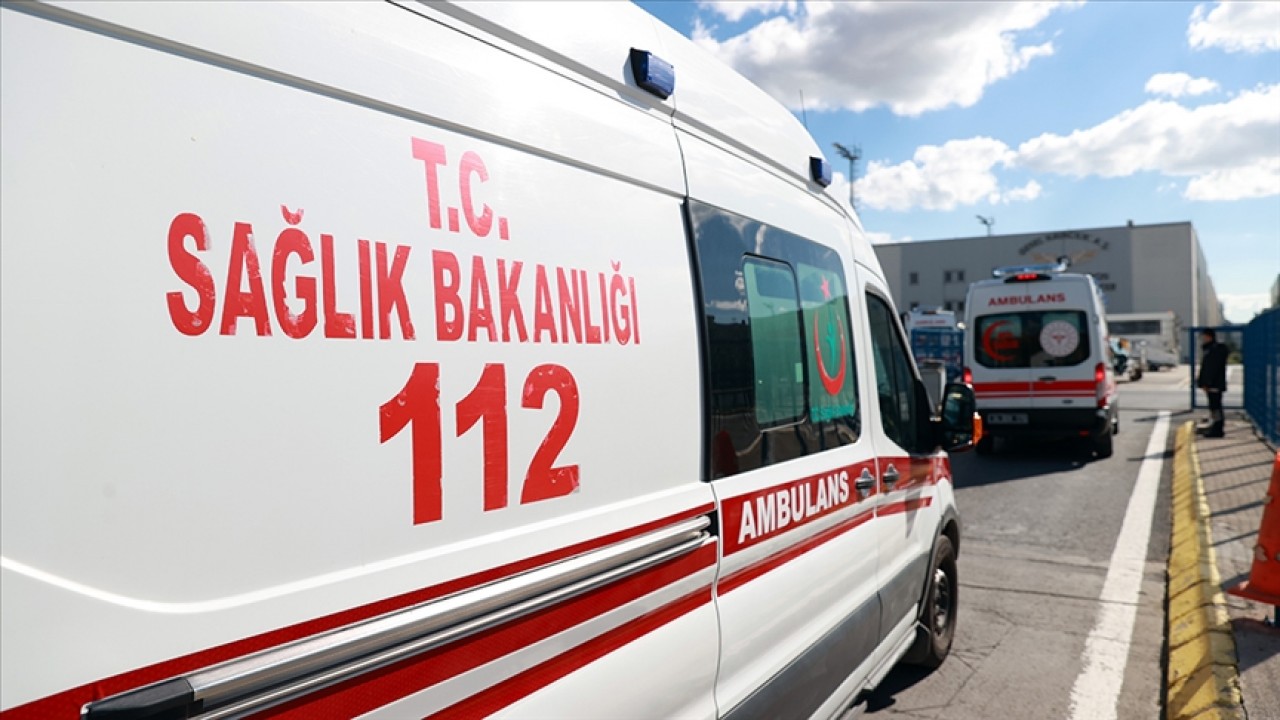 Konya-Ankara kara yolu üzerindeki otomobil kontrolden çıkarak ağaca çarptı