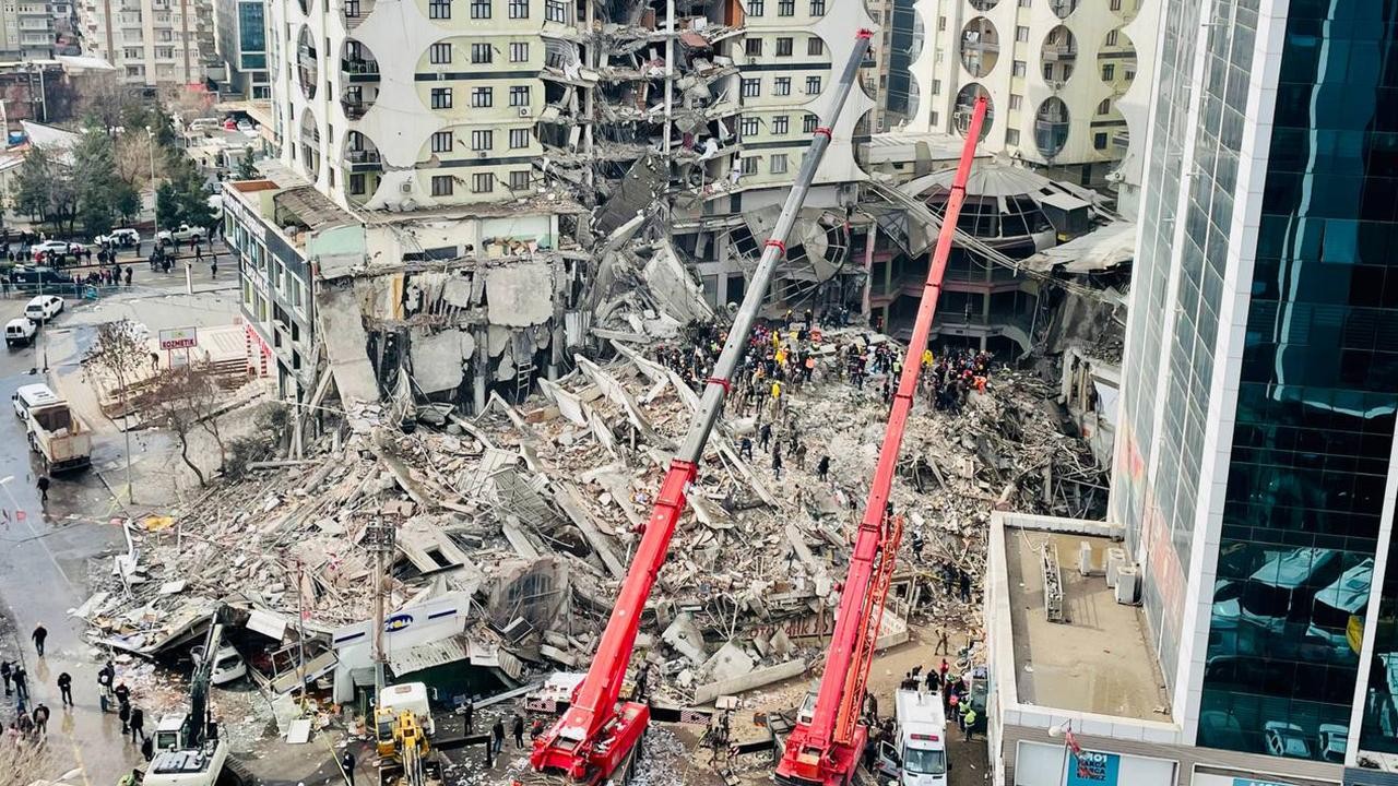 Depremde yıkılan Galeria Sitesi’nin müteahhitlerine hapis istemi