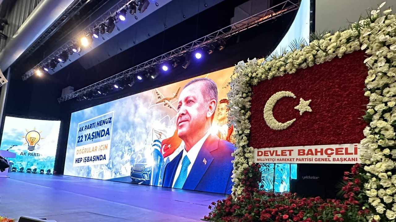 Bahçeli’den AK Parti’nin 22. kuruluş yıl dönümü için Türk bayraklı kutlama çiçeği