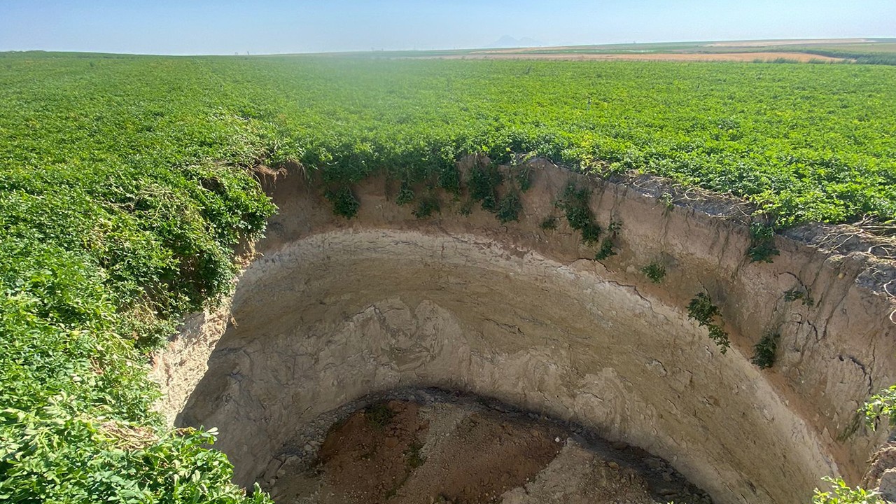 Konya'da 20 metre çapında, 15 metre derinliğinde obruk oluştu