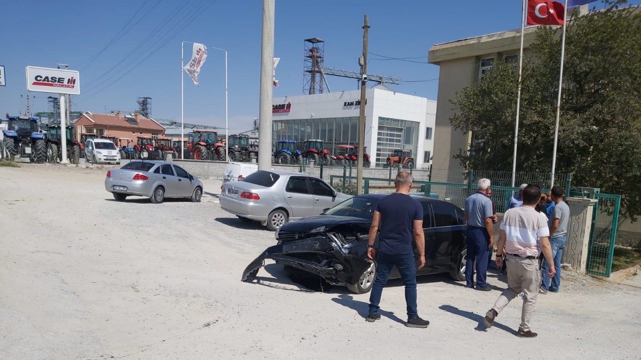 Konya’da otomobil ile traktör çarpıştı: 2 yaralı