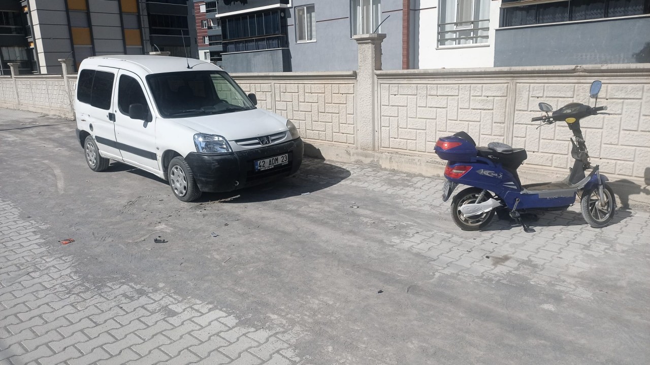 Konya'da elektrikli bisiklet park halindeki hafif ticari araca çarptı: 1 yaralı 