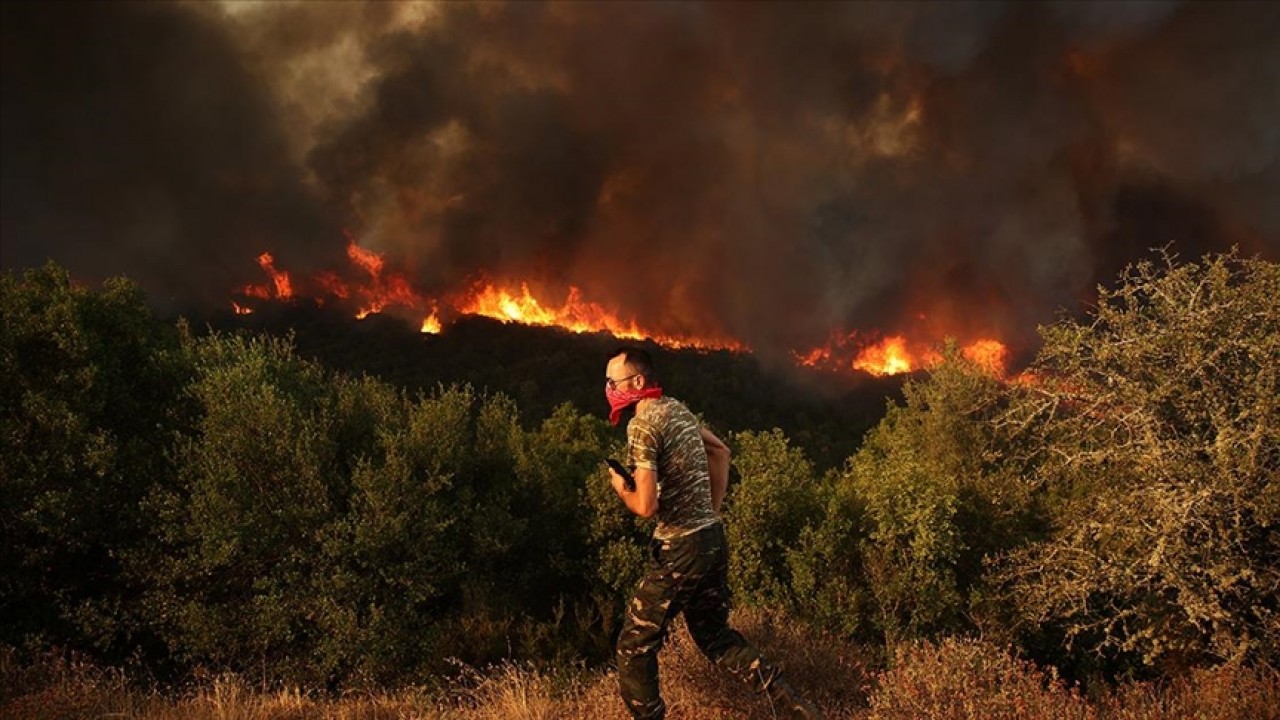 Yunanistan’daki yangınların 13’üncü gününde havadan müdahalede zorluk yaşanıyor