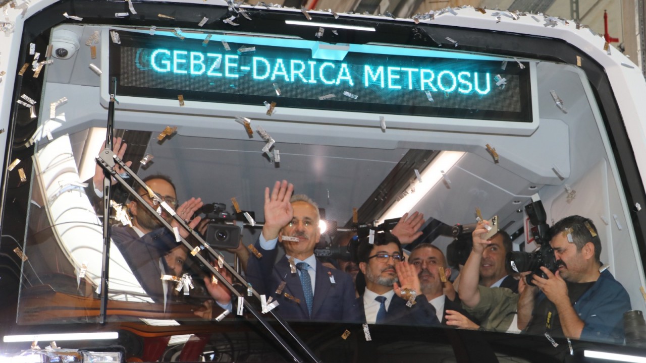 Bakan Uraloğlu, ilk yerli sürücüsüz metro aracını tanıttı