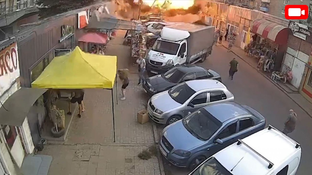 Ukrayna'da sivil yerleşim yerine bombalı saldırı kameralara böyle yansıdı: 16 ölü