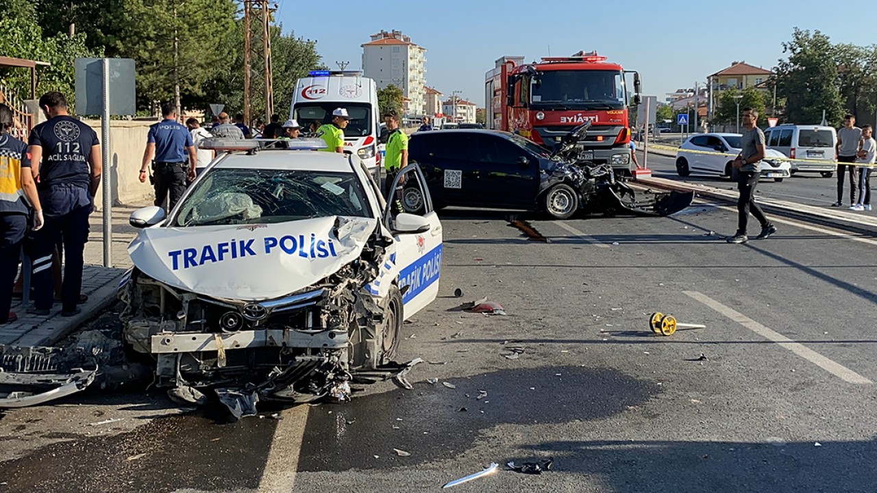 Karaman'da trafik polisi ekipleri kazaya karıştı: 2 polis yaralandı